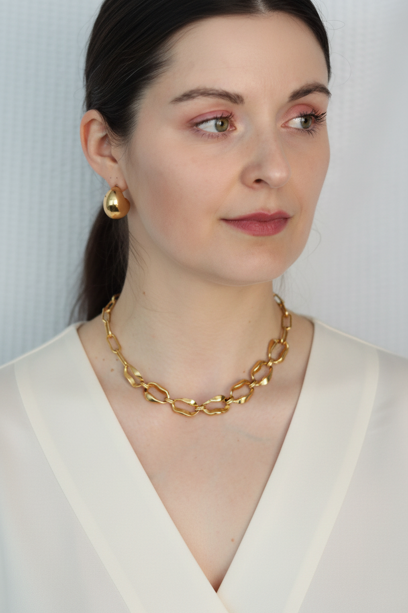 Daisy Necklace on Caucasian model